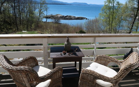 Villa Hjartnes: Himmel, Møbel, Vand, Plante, Ejendom, Stol, Træ, Udendørs Møbler, Træ, Udendørs Bord