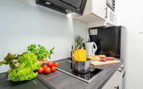 Lydia: Mad, Countertop, Bordservice, Køkken Apparat, Orange, Køkken, Husholdningsapparat, Cabinetry, Komfur
