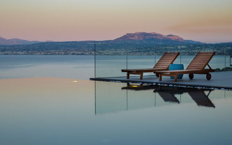 Nereid Luxury Villa: Vand, Himmel, Vandressourcer, Daytime, Azure, Bjerg, Afterglow, Sø, Naturlige Landskab, Skumring