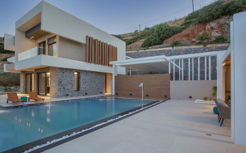 Nereid Luxury Villa: Himmel, Ejendom, Svømmepøl, Bygning, Vindue, Azure, Hus, Skygge, Fritid, Ejerlejlighed