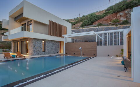 Nereid Luxury Villa: Himmel, Ejendom, Svømmepøl, Bygning, Vindue, Azure, Hus, Arkitektur, Indretning, Skygge