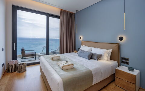 Nereid Luxury Villa: Møbel, Bygning, Ejendom, Komfort, Azure, Træ, Textile, Pude, Vindue, Indretning