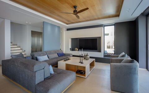 Nereid Luxury Villa: Couch, Møbel, Billedramme, Ejendom, Bord, Komfort, Stue, Belysning, Indretning, Loftsventilator