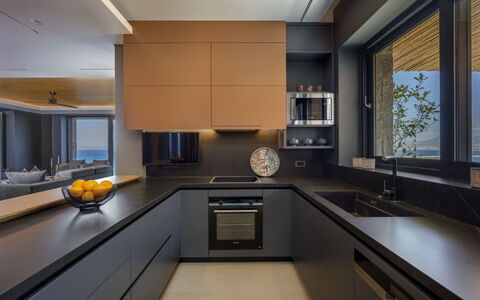Nereid Luxury Villa: Countertop, Cabinetry, Køkkenvask, Ejendom, Håndvask, Møbel, Tap, Bygning, Komfur, Køkken