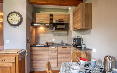 Les G'Rets 15.10: Cabinetry, Countertop, Møbel, Ejendom, Bord, Træ, Køkken Apparat, Komfur, Køkken, Belysning