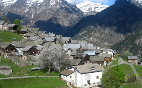 Rustico la Dimora: Vand, Himmel, Plante, Naturlige Landskab, Golfbane, Træ, Vegetationen, Land Lot, Highland