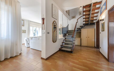 Casa Lelia: Billedramme, Træ, Trappe, Bygning, Hal, Dør, Indretning, Gulvbelægning, Etage