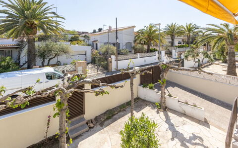 L'Estel: Himmel, Plante, Bygning, Daytime, Ejendom, Vindue, Træ, Arkitektur, Urban Design, Fritid