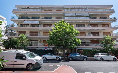 Le Valencia: Himmel, Plante, Bygning, Daytime, Ejendom, Vindue, Træ, Arkitektur, Urban Design, Fritid