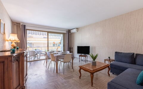 Le Valencia: Himmel, Plante, Bygning, Daytime, Ejendom, Vindue, Træ, Arkitektur, Urban Design, Fritid
