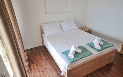 Rogoznica Zatoglav 108: Møbel, Komfort, Bygning, Træ, Hus, Pude, Indretning, Bed Frame, Gulvbelægning, Rektangel