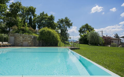 Borgo Delle Fonti: Vand, Plante, Sky, Himmel, Natur, Azure, Svømmepøl, Land Lot, Træ, Græs