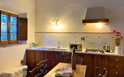 Le Fonti 14: Indretning, Træ, Gulvbelægning, Loft, Køkken, Værelse, Møbel, Etage, Belysning, Countertop