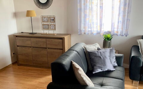 Holiday Hill 53: Møbel, Ejendom, Cabinetry, Couch, Komfort, Skuffe, Træ, Indretning, Plante, Etage