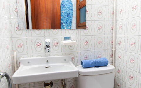Llançà 236: Spejl, Ejendom, Sanitærarmatur, Tap, Produkt, Purple, Badeværelse, Badeværelsesvask, Toiletbræt, Azure