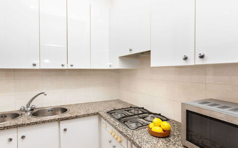 Llançà 236: Countertop, Køkkenvask, Cabinetry, Ejendom, Tap, Komfur, Køkken Apparat, Håndvask, Køkken, Cooktop