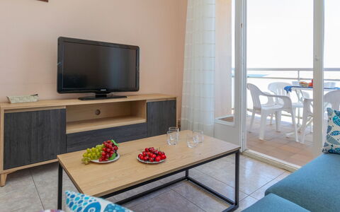 Fénix Marina: Møbel, Bord, Bygning, Couch, Komfort, Cabinetry, Television, Stue, Indretning, Fjernsyn