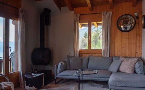 Dolce Cabane: Møbel, Ejendom, Couch, Vindue, Bygning, Træ, Stue, Indretning, Arkitektur, Etage