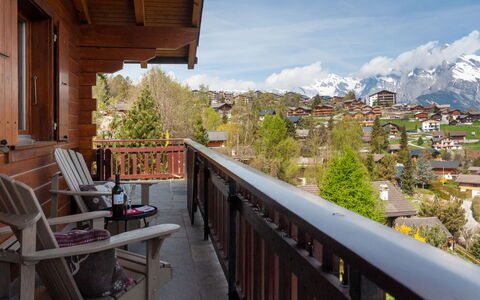 Dolce Cabane: Himmel, Bygning, Sky, Daytime, Ejendom, Plante, Træ, Træ, Arkitektur, Stol