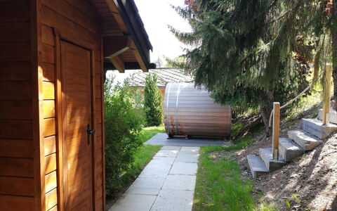 Dolce Cabane: Plante, Vejbelægning, Skygge, Træ, Bygning, Boligområde, Græs, Ejendom, Landskab, Sidespor