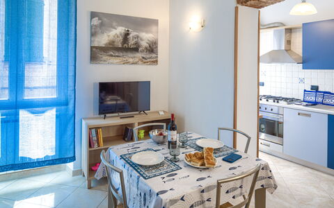 Apartments Mafalda - Levanto: Bord, Møbel, Blå, Cabinetry, Azure, Træ, Indretning, Stol, Gulvbelægning, Stue