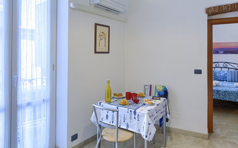 Apartments Mafalda - Levanto: Bord, Møbel, Ejendom, Bygning, Azure, Billedramme, Træ, Indretning, Stol, Etage