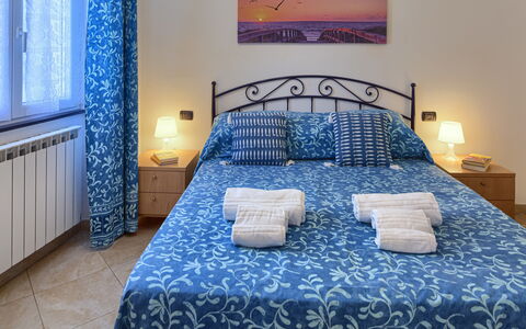 Apartments Mafalda - Levanto: Møbel, Ejendom, Bygning, Blå, Komfort, Azure, Bed Frame, Træ, Textile, Seng