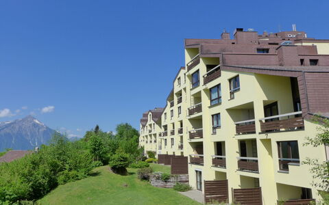 Enzian 720: Plante, Himmel, Bygning, Vindue, Land Lot, Urban Design, Træ, Bjerg, Græs, Ejerlejlighed