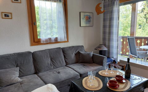 Le Tagre: Bord, Møbel, Ejendom, Couch, Vindue, Indretning, Belysning, Træ, Stue, Etage