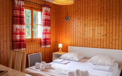 Chalet les Pitchounes: Møbel, Ejendom, Lys, Komfort, Træ, Bygning, Textile, Belysning, Indretning, Bord