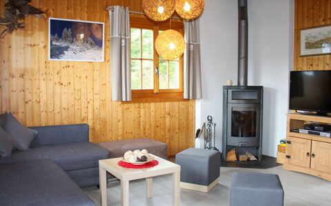 Chalet les Pitchounes: Bord, Møbel, Ejendom, Vindue, Billedramme, Couch, Træ, Komfort, Belysning, Indretning