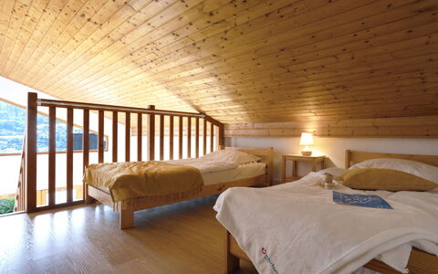 Saint Gervais 405: Møbel, Komfort, Træ, Bed Frame, Etage, Seng, Skygge, Gulvbelægning, Hårdttræ, Soveværelse
