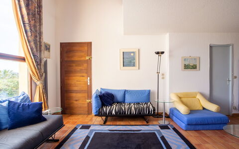 Le Belvédère: Couch, Møbel, Bygning, Komfort, Billedramme, Azure, Træ, Indretning, Studio Couch, Gulvbelægning