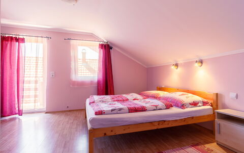 Lian: Ejendom, Møbel, Komfort, Træ, Vindue, Indretning, Purple, Bed Frame, Lyserød, Gulvbelægning