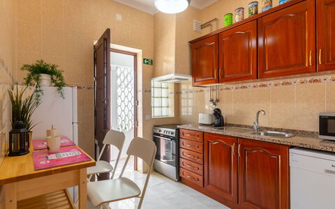 Magnolia: Cabinetry, Plante, Ejendom, Møbel, Countertop, Blomsterkrukke, Køkken Apparat, Træ, Køkken, Husholdningsapparat