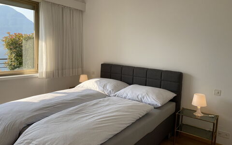 Lakeview: Møbel, Ejendom, Komfort, Lys, Skygge, Træ, Textile, Lampe, Bed Frame, Belysning