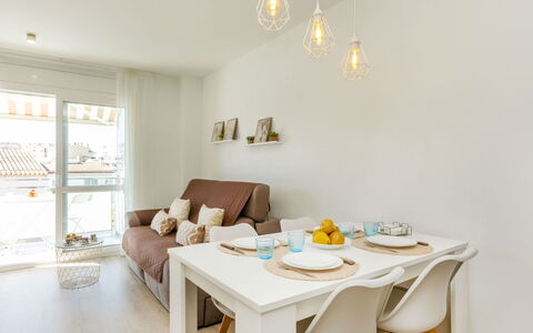 Montse: Indretning, Møbel, Gulvbelægning, Væg, Etage, Træ, Loft, Værelse, Hjem, Stue