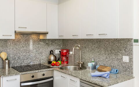 Montse: Køkken, Countertop, Køkken Apparat, Større Bandage, Indretning, Cabinetry, Gulvbelægning, Komfur, Husholdningsapparat, Etage