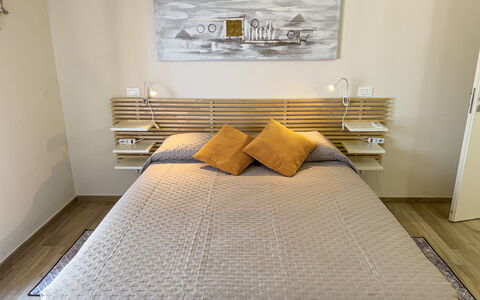 Vista Mare Borgo Peri: Ejendom, Møbel, Komfort, Træ, Rektangel, Textile, Skygge, Beige, Indretning, Hus