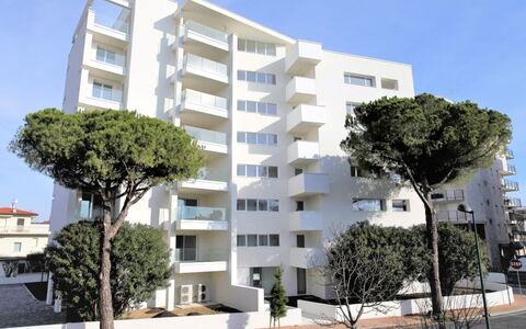 Lignano Sabbiadoro 686: Himmel, Bygning, Plante, Træ, Vindue, Højhus, Urban Design, Ejerlejlighed, Arkitektur, Kommerciel Bygning