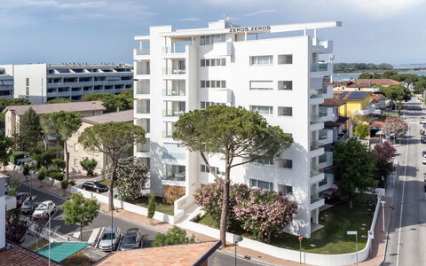 Lignano Sabbiadoro 686: Sky, Himmel, Bygning, Daytime, Ejendom, Plante, Vindue, Træ, Urban Design, Højhus