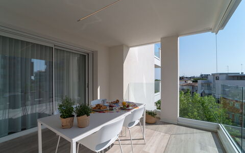 Lignano Sabbiadoro 686: Bord, Bygning, Plante, Møbel, Blomsterkrukke, Vindue, Skygge, Stueplante, Indretning, Hus