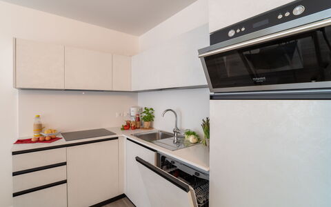 Lignano Sabbiadoro 686: Cabinetry, Countertop, Ejendom, Håndvask, Køkkenvask, Køkken Apparat, Komfur, Bygning, Køkken, Husholdningsapparat