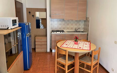 Sabrina: Bord, Ejendom, Møbel, Cabinetry, Bygning, Træ, Stol, Indretning, Etage, Hus