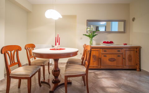 Svea: Bord, Cabinetry, Møbel, Ejendom, Bygning, Plante, Stol, Træ, Skuffe, Orange