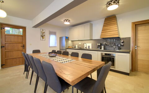 Magna Tilia: Møbel, Bord, Cabinetry, Countertop, Træ, Køkken, Stol, Belysning, Hus, Indretning