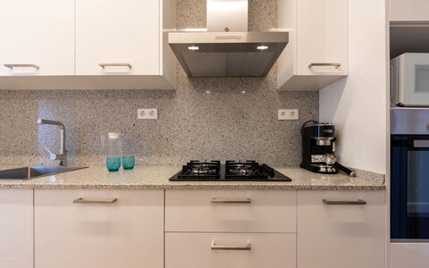 Atlantis: Cabinetry, Countertop, Bygning, Komfur, Køkken Apparat, Køkkenvask, Køkken, Husholdningsapparat, Skuffe, Belysning