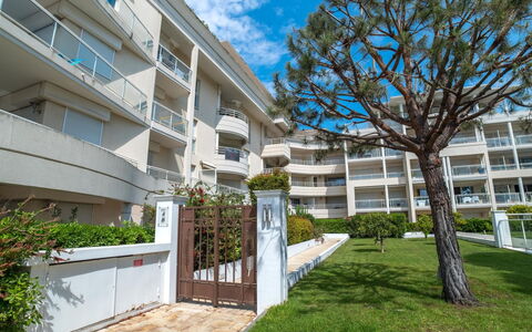 Cannes 595: Vand, Himmel, Ejendom, Plante, Bygning, Sky, Svømmepøl, Træ, Boligområde, Græs