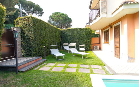 Villa Dei Castagni: Plante, Ejendom, Grøn, Bygning, Træ, Himmel, Land Lot, Græs, Hus, Gul