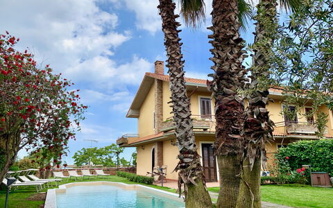 Villa Tricca: Plante, Himmel, Bygning, Vand, Sky, Grøn, Træ, Hus, Arkitektur, Arecales